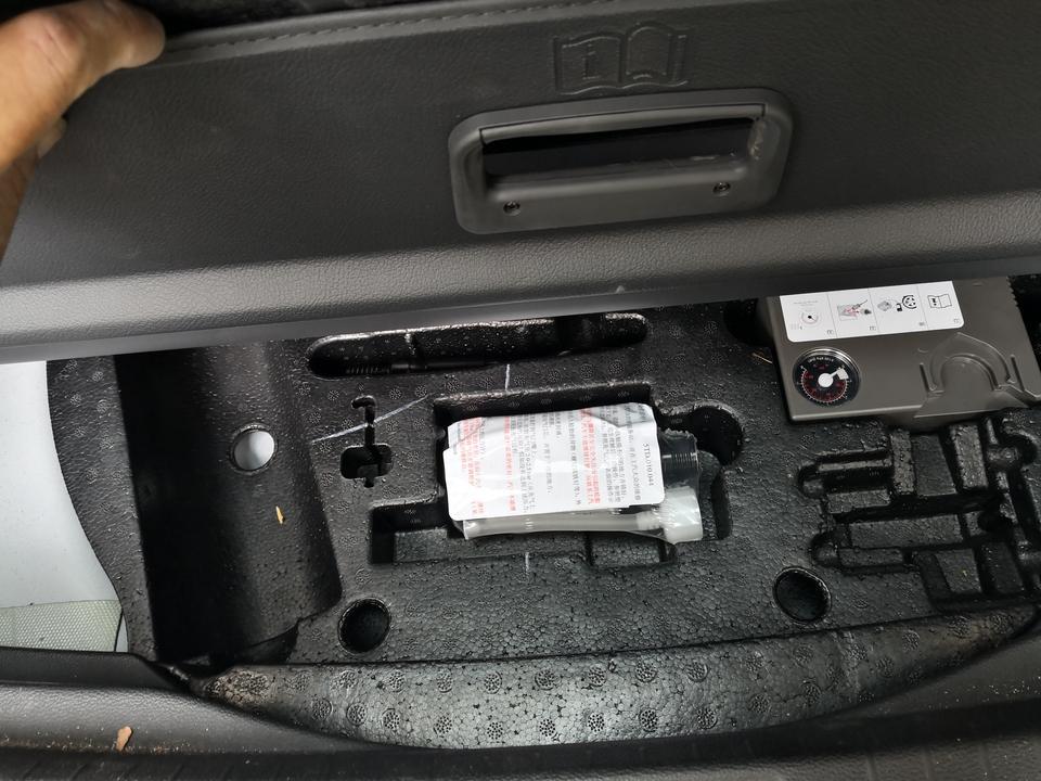 途安l-我的08款途安6座拓界牌后备箱下边有一个小凹槽是空的，请问这是不是原车自配的千斤顶被售车之前取走了，是不是4S店人干的？