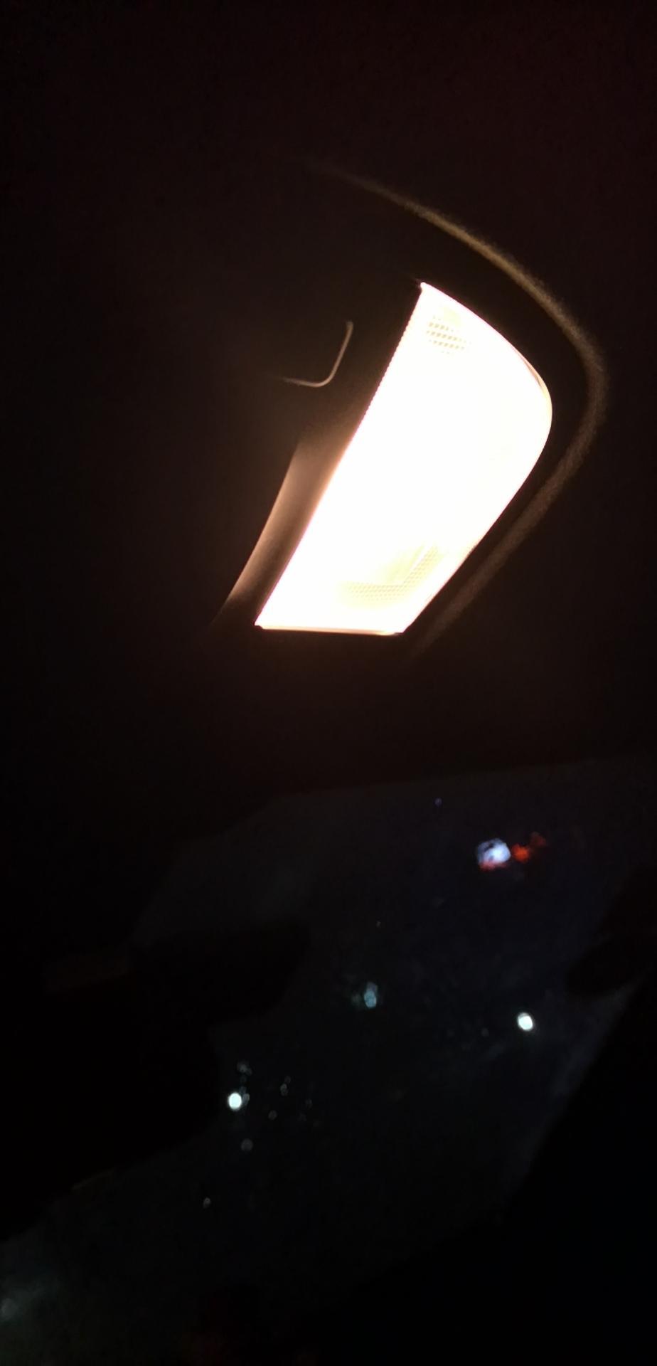 encino 昂希诺-车内的氛围灯关不掉了。平常进来的时候发动之后，它会自动关掉或者手动关掉。但今天手动也关不掉了。有一个灯可以关掉，右边那一个关不掉就现在开的时候怎么怎么都关不掉。