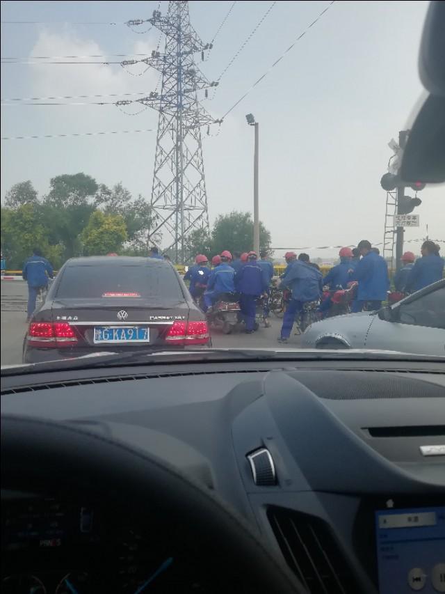 车友们大家好，我想知道翼虎的车灯到底是转向辅助，还是随车转向？还有，配置表里提到大灯高度调节，在哪里调节？