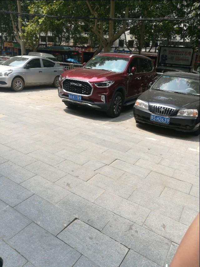 上汽maxus d90-大家看看这是什么车？红色那辆