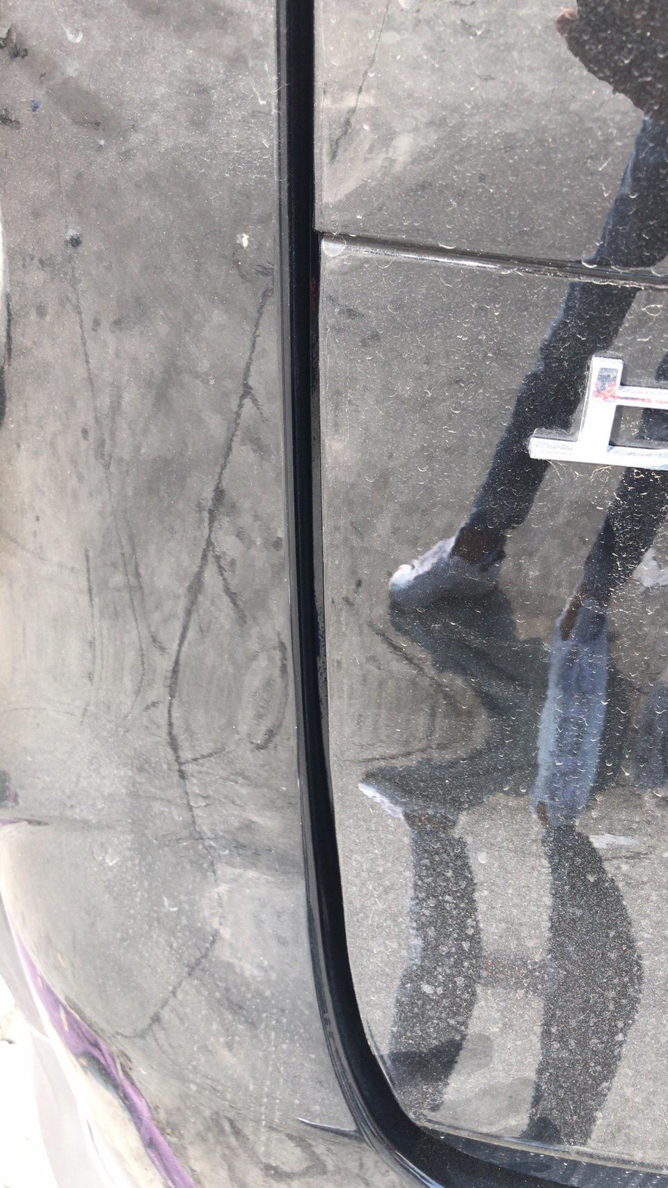 上汽maxus g50-后备箱左右两侧间距明显不一样宽 是什么问题 目前没有时间去4s店 求解答