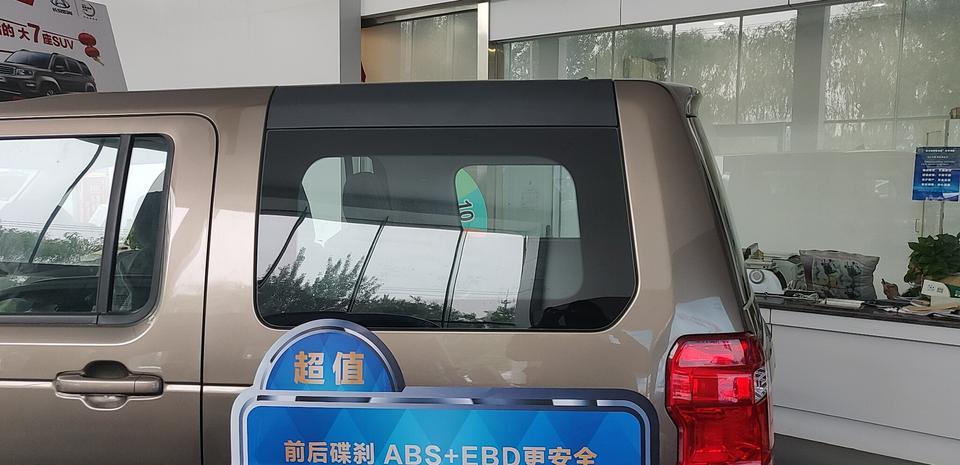 长安欧尚x70a-我最近看了X70A标准款  为什么4S店的车车轮大了一大圈 气氛灯的花纹也没了 车有问题吗