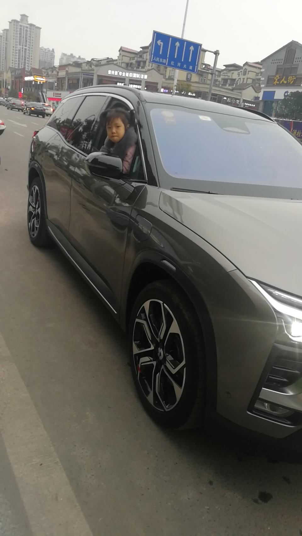 我原来是一台油车开了三年后，发现电动车出台了，于是把油车买了去租了环球出租的长安逸动一共付了十万零六千，开三年，但是开了三个月就发现是个骗局，被上当，但是我觉得电动车开着舒服比油提速快，余是才买了这款蔚来ES8，这款车更牛，我终于买到我十分满意的爱车了;
