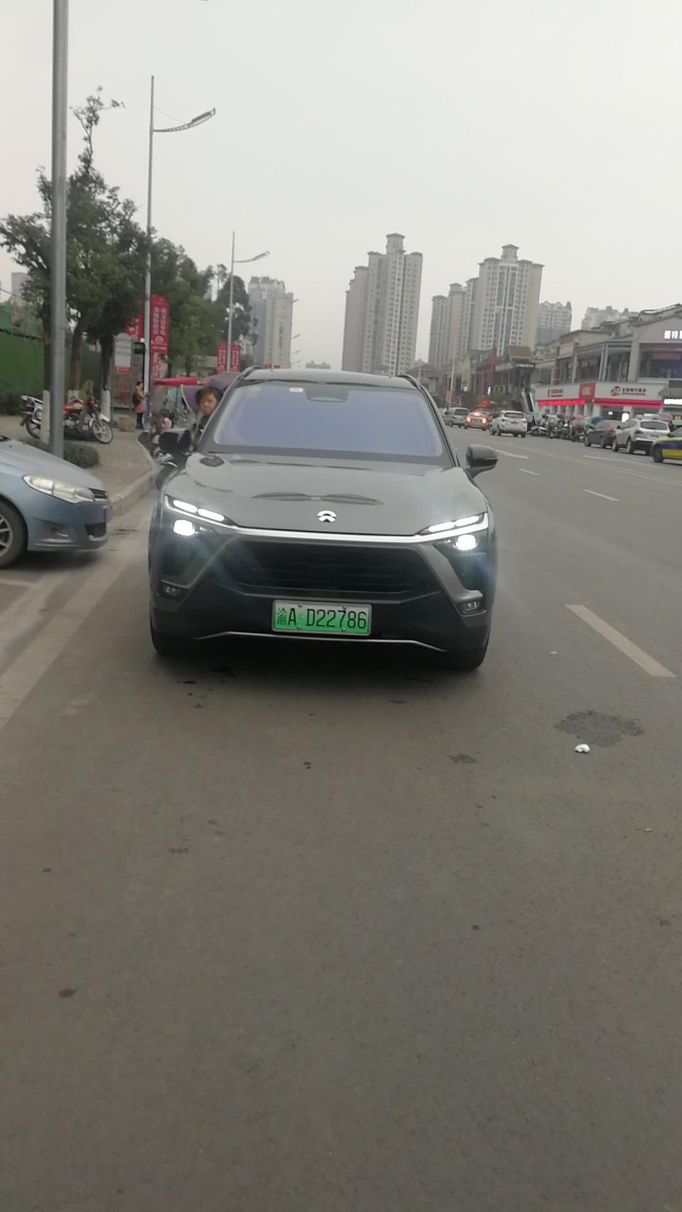 我原来是一台油车开了三年后，发现电动车出台了，于是把油车买了去租了环球出租的长安逸动一共付了十万零六千，开三年，但是开了三个月就发现是个骗局，被上当，但是我觉得电动车开着舒服比油提速快，余是才买了这款蔚来ES8，这款车更牛，我终于买到我十分满意的爱车了;