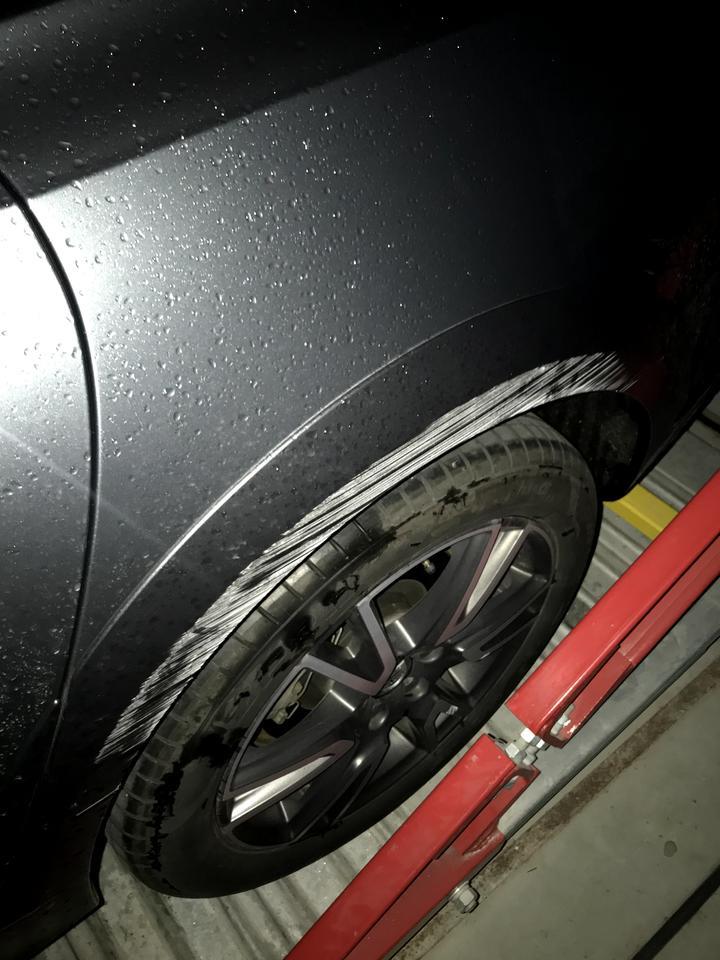 沃尔沃v90-V90CC想问一下有没有朋友侧边擦到过 
更换一下多少钱啊? 
拐弯没注意，一下子车太长了预判失误