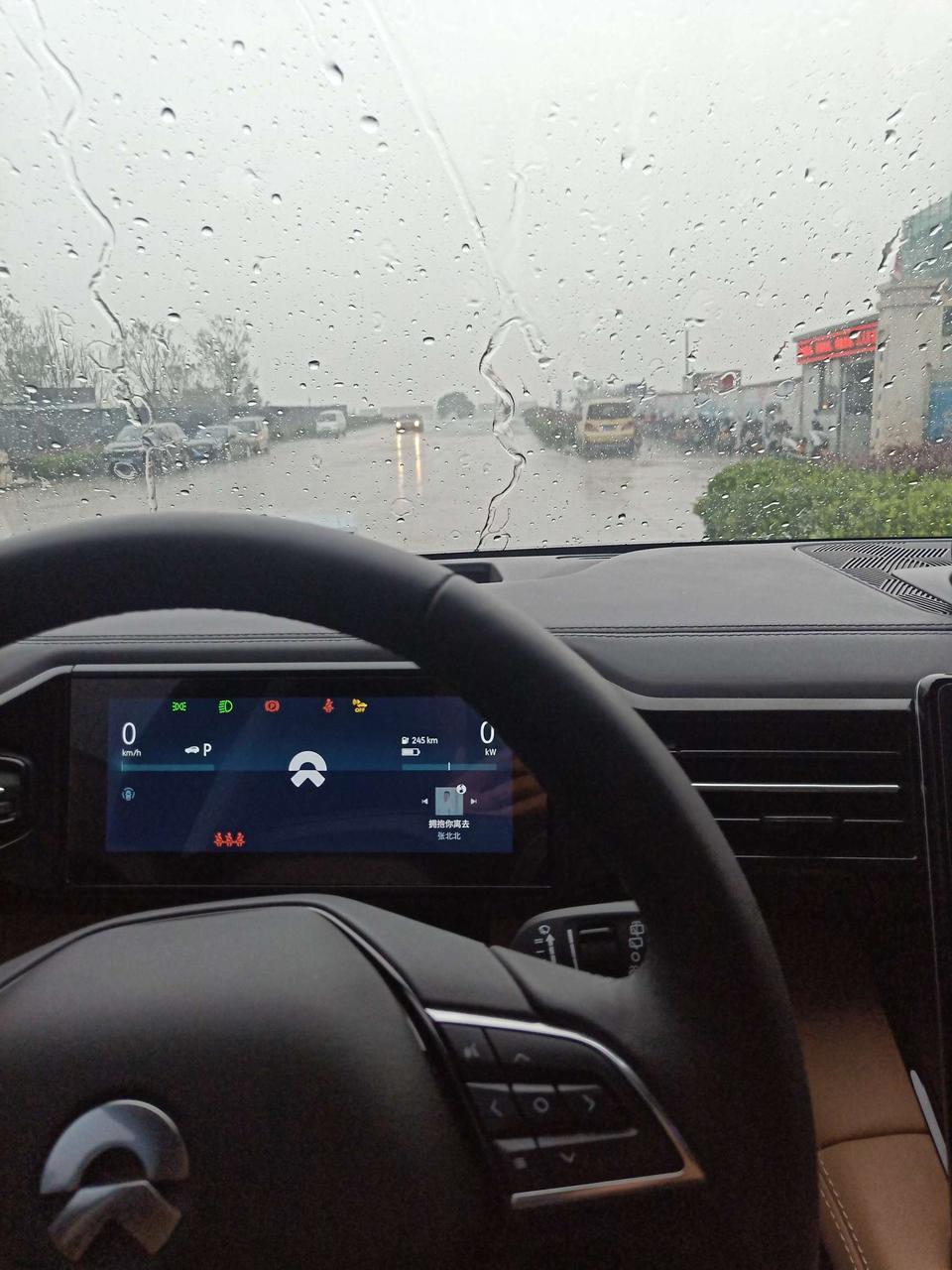 蔚来es8-各位车友，下雨天出行千万要注意安全啊！下雨天开车，会不会更费电？