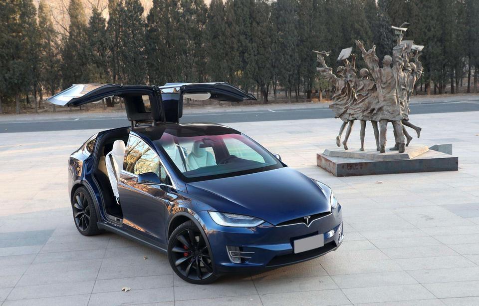 你们说奔驰EQC和特斯拉Model X最大区别是什么呀？
感觉特斯拉本身就是做电动起家的，在这方面应该算领航者，那奔驰也是百年老厂了，但是在新能源这块不知道技术究竟如何呀？