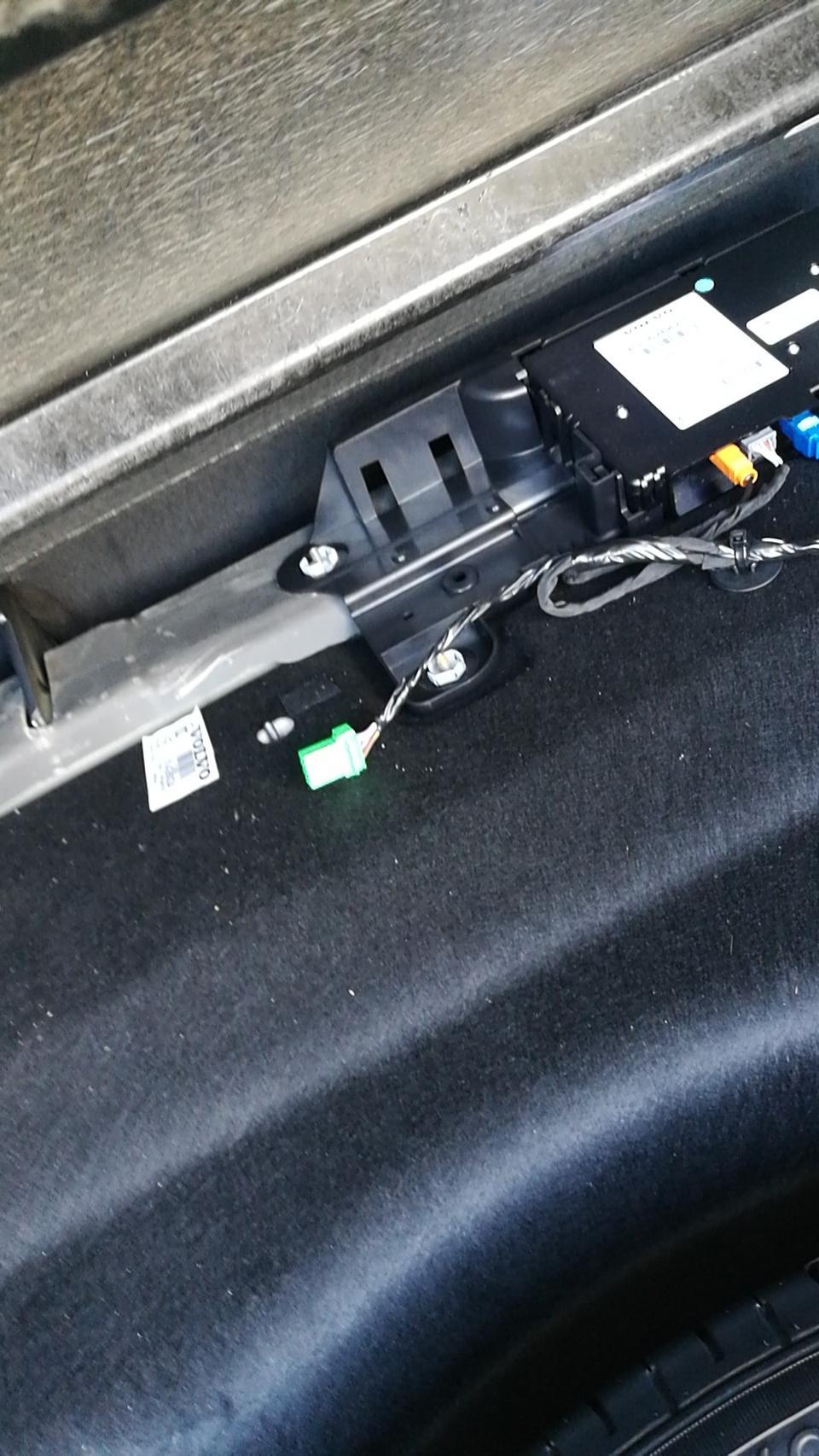 沃尔沃V90cc找不到sim卡卡槽？哪位车友指教一下！