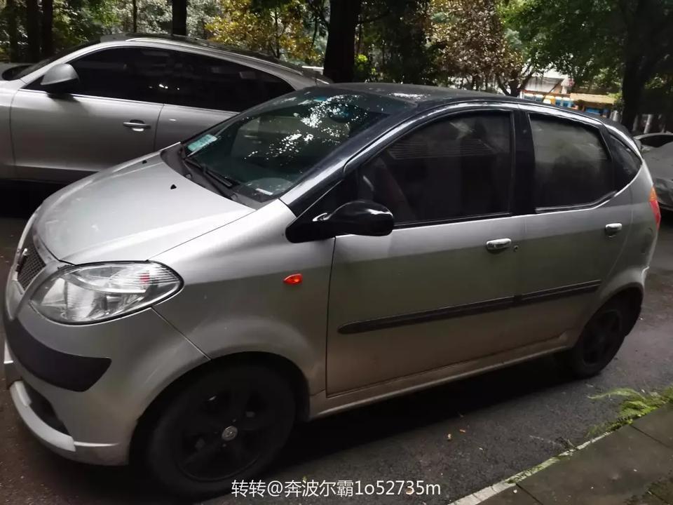 高额打赏
我买了一辆二手车，办理了过户手续
银色的奔奔，登记证书颜色为黑/灰
结果我行驶证上面奔奔颜色是白色
本人不是色盲，
这是什么原因呢？
难道车管所的拍照相机有自带批图的功能？
我这个问题应该怎么解决呢
求二手车大神解答，不胜感激