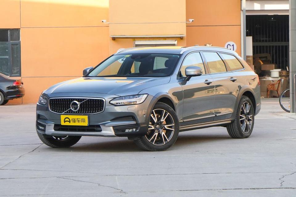 沃尔沃V90跟S90怎么选！我个人喜欢V90，四驱，离地间隙高，后备箱空间大！我老婆喜欢S90，后座空间比V90大，价格也更优惠！各位大哥能给点建议吗？
