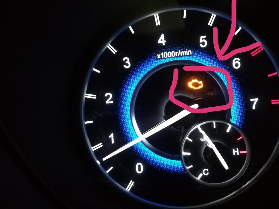 上高速控制在100公里时速,汽车仪表盘显示黄色水龙头标识,是怎么回事?