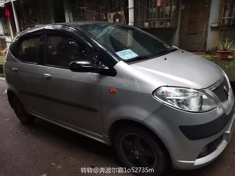 高额打赏
我买了一辆二手车，办理了过户手续
银色的奔奔，登记证书颜色为黑/灰
结果我行驶证上面奔奔颜色是白色
本人不是色盲，
这是什么原因呢？
难道车管所的拍照相机有自带批图的功能？
我这个问题应该怎么解决呢
求二手车大神解答，不胜感激