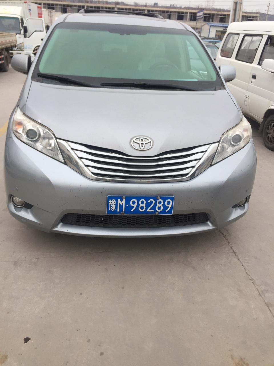 sienna-这辆车大架号位置在哪里，年检用，玻璃左下角不算