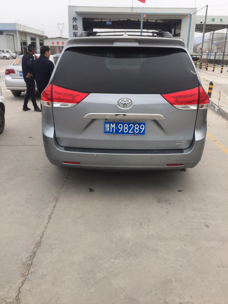 sienna-这车年检，大架号在什么位置，挡风玻璃左下角不算