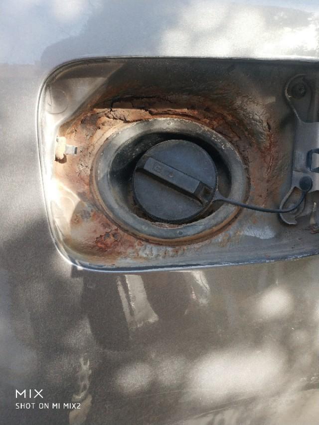 骊威-油箱盖跟前生锈起皮是怎么回事呢  ？