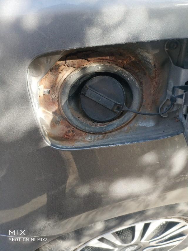 骊威-油箱盖跟前生锈起皮是怎么回事呢  ？