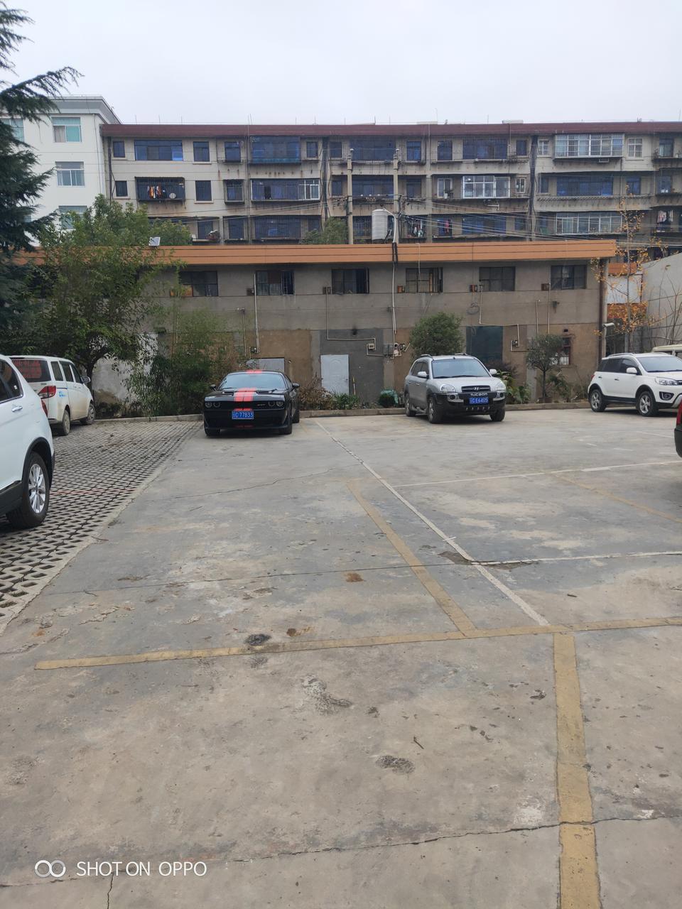 挑战者-黑色的是什么车