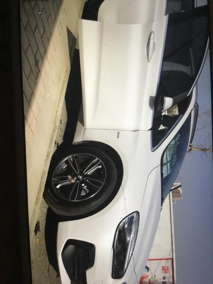 宝马2系旅行车-新车贴膜后，7天到了，但是玻璃与膜之间还有很多气泡和纹路，请问过段时间会自动消失吗？