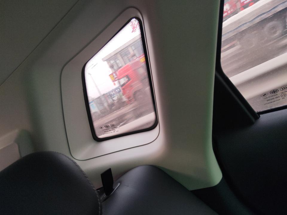 奔腾x40-后座左后这个地方走颠簸路就咯咯咯想，感觉里面有东西碰撞壳子，请问这到底是什么情况