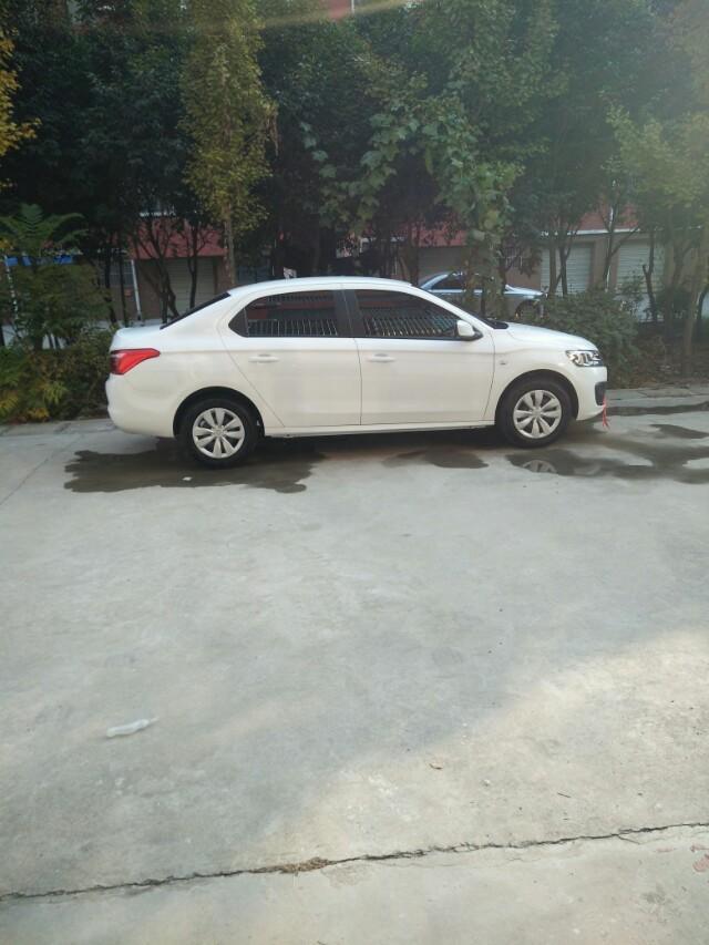 雪铁龙爱丽舍低配，缓下坡时空挡滑行省油吗，或者在挡位上踩着离合滑行可以吗…求解