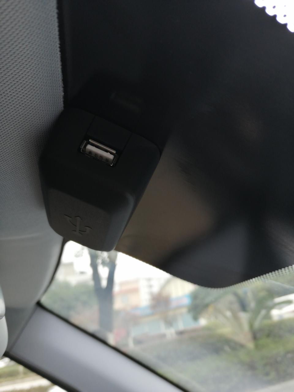 有谁知道宝骏e200挡风玻璃上面有一个带usb插口的小仪器，是做什么用的？