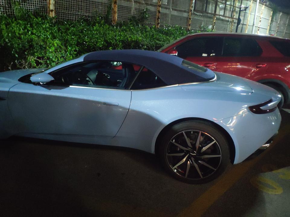 路上豪车遇见率太高了，懂不懂上百万的车露面，咱们爱丽舍能蹭的起不~就得把三者险上的高高的，出门才踏实，要不然~负债百十来万，大家都可赔裤衩都不剩啊