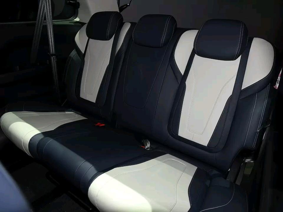 上汽maxus g20-我就想问问去上海车展做过大通G20的同学们，这车三排座椅坐垫的软硬度怎么样？感觉硬不硬，舒服不舒服，谢谢