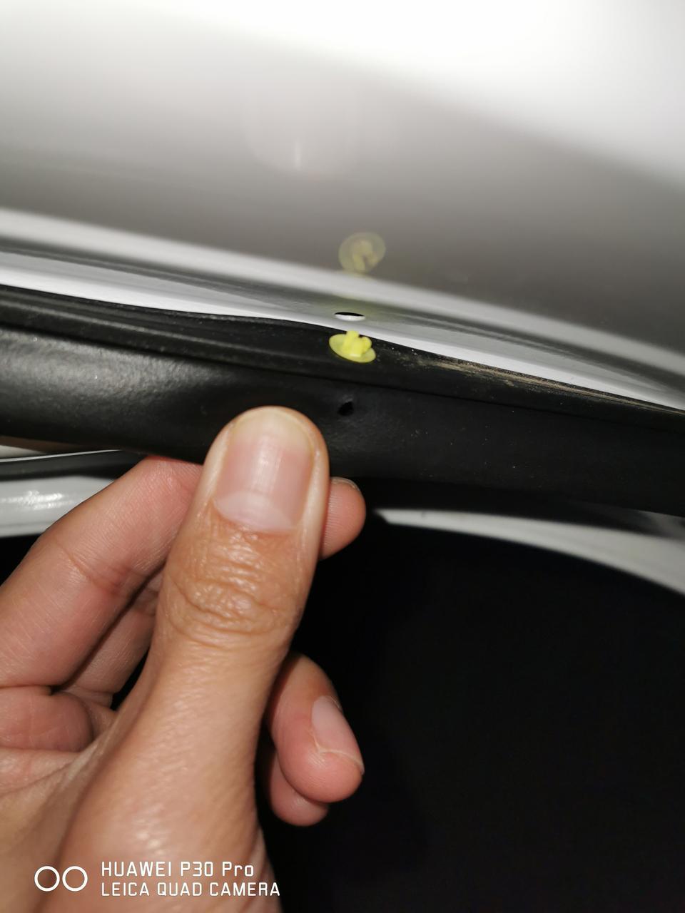 元-老铁们，今天洗车车后门胶条被师傅弄松了一个地方，塞进去就掉，怕时间长了有影响，这玩意怎么弄呀