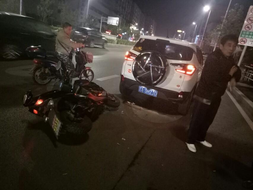 元-换个后面那个备胎。加钣金下面的小坑要多少钱4s店