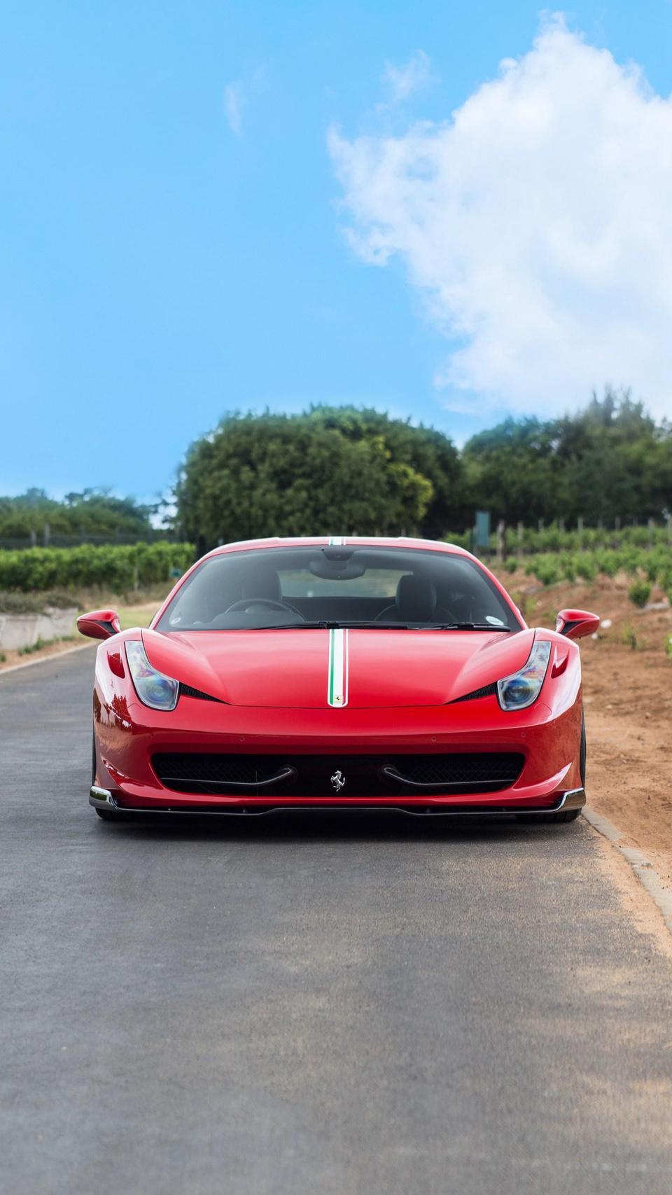 f12berlinetta-法拉利是我心中的白马王子，外观设计如此到位，颜值高，性能好，当您享用此车显得您特别富有了。