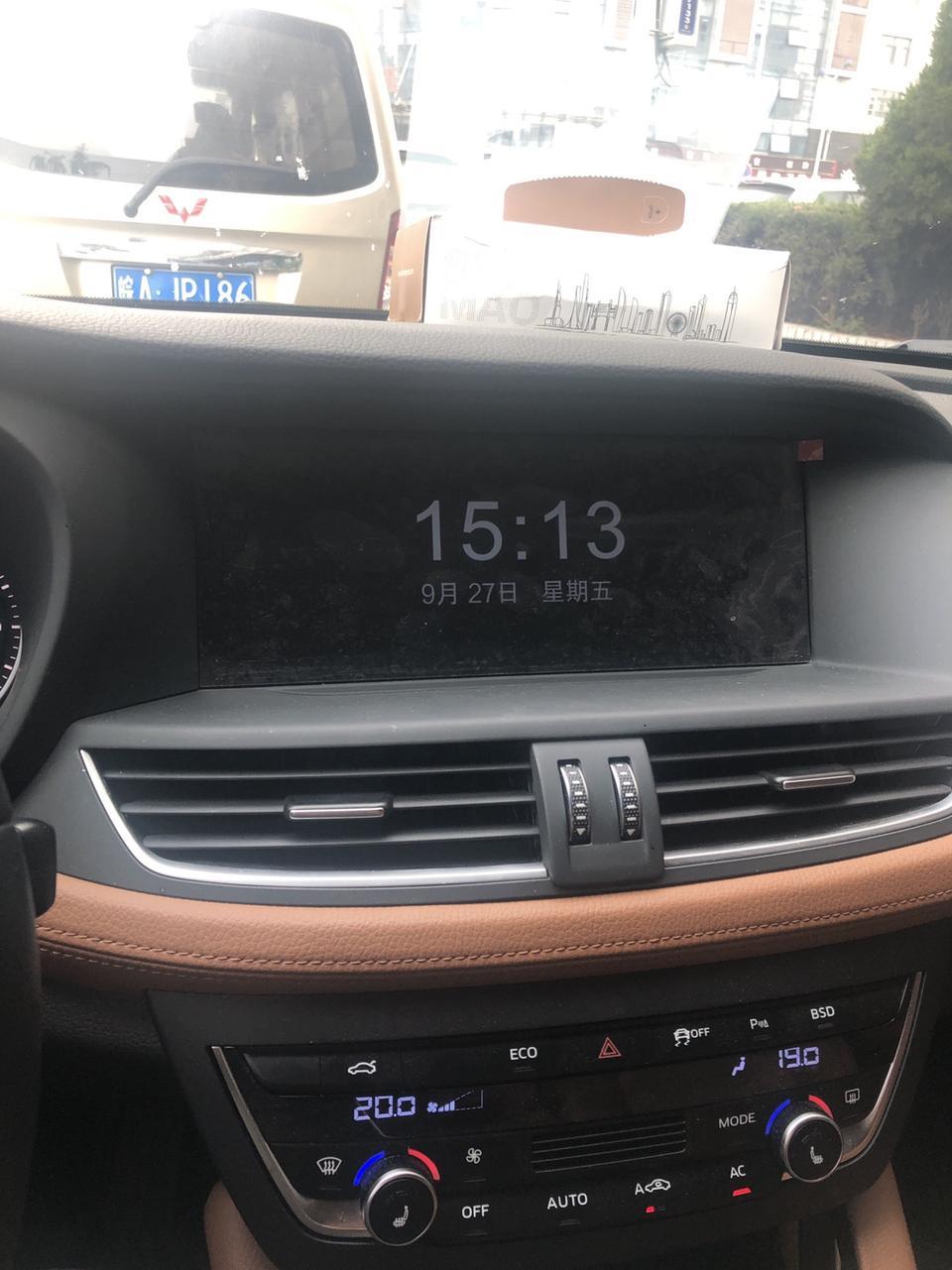 宝沃bx7-请问  怎么控制这个屏幕啊  一直都是这样显示时间  按什么键都不行