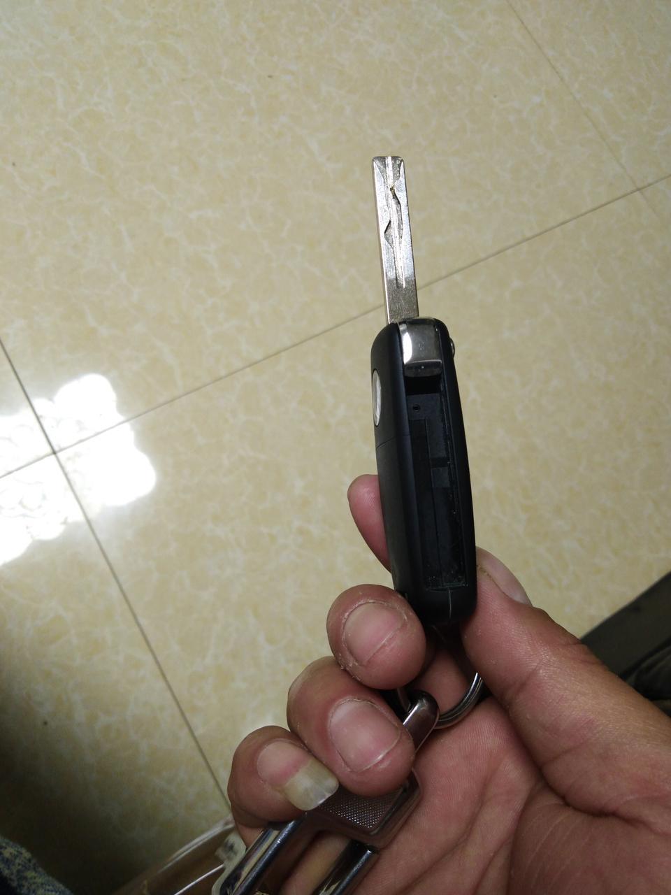 菱智-哪位大神能告诉我遥控器电池怎么换