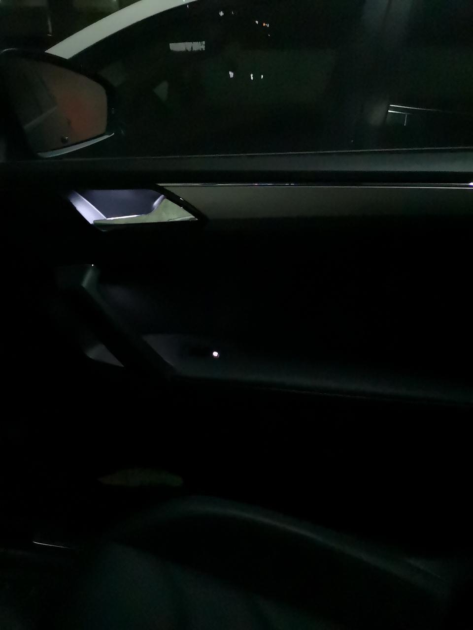 途观l phev-如图所示，你们的车门银色镀烙条到了夜晚是有蓝色还是什么，怎么我在别的论坛里看说原厂出厂的时候就是蓝色的