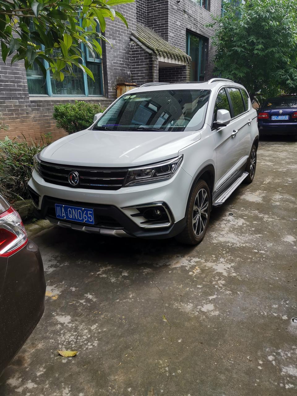 马上到6月了，我的景逸X5是去年6月份买的，主要是老婆在老家开，首保是去年12月份1300公里做的，到目前为止也才跑了3000公里，老婆没怎么开。按照保养手册也该进行第二次保养了。因为车在老家如果在4S保养的话来回的过路费加上油钱都差不多够一次常规保养了，所以这次想在老家做保养，自己在网上买机油去店里做。请问一下大家买什么机油比较适合景逸X5？车子是1.5T的发动机。还有就是有没有必要在3000公里做第二次保养，毕竟也一年了，按照保养手6个月或6000公里保养一次，如果有必要进行第二次保养的话，具体要保养