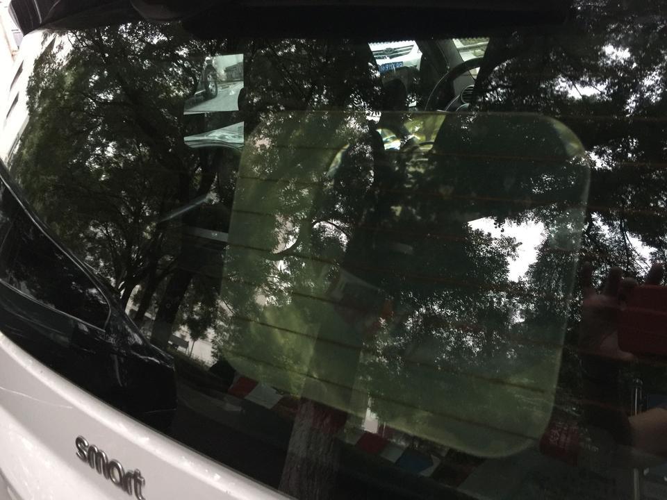 smart fortwo-这款车子显得很干净，哪位知道后玻璃上的这个方框是干什么用的啊？