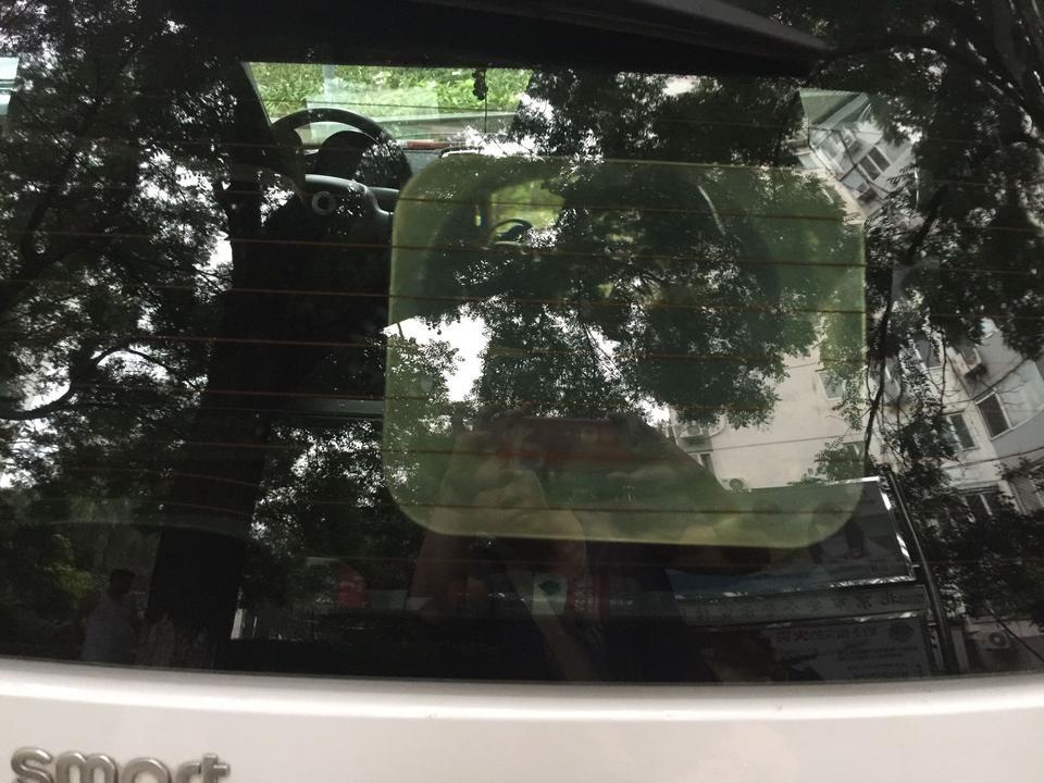 smart fortwo-这款车子显得很干净，哪位知道后玻璃上的这个方框是干什么用的啊？