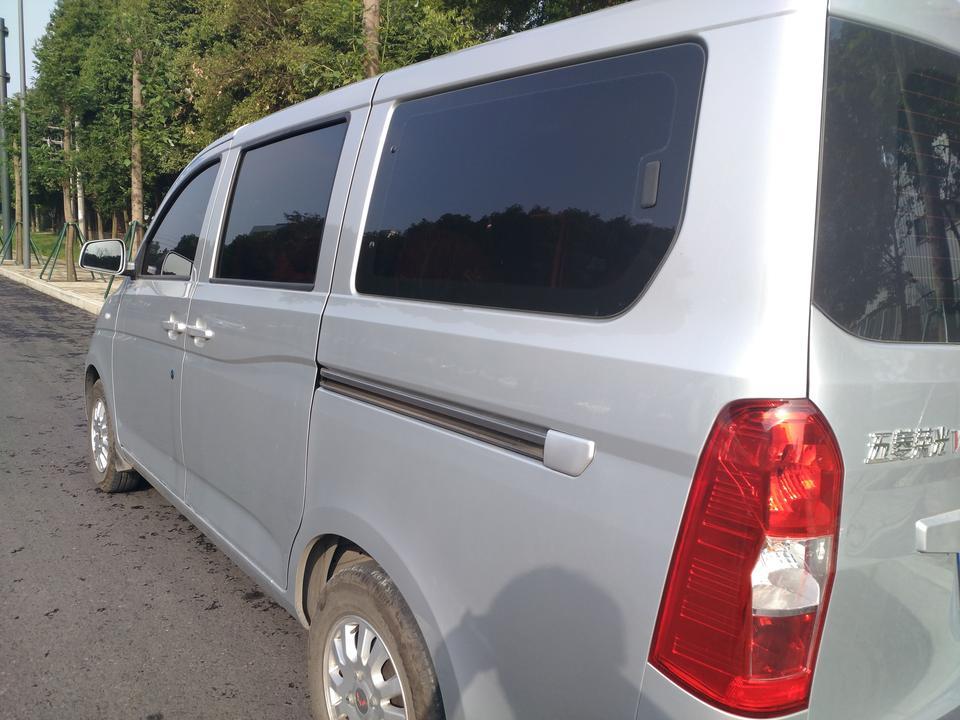 五菱荣光v-2016款荣光V，1.2L标准型，家中备用车用的少只跑了1.8万公里，只坐人不拉货，无故障，无事故，干净整洁，全车原漆。不知道还能卖多少钱？坐标成都。