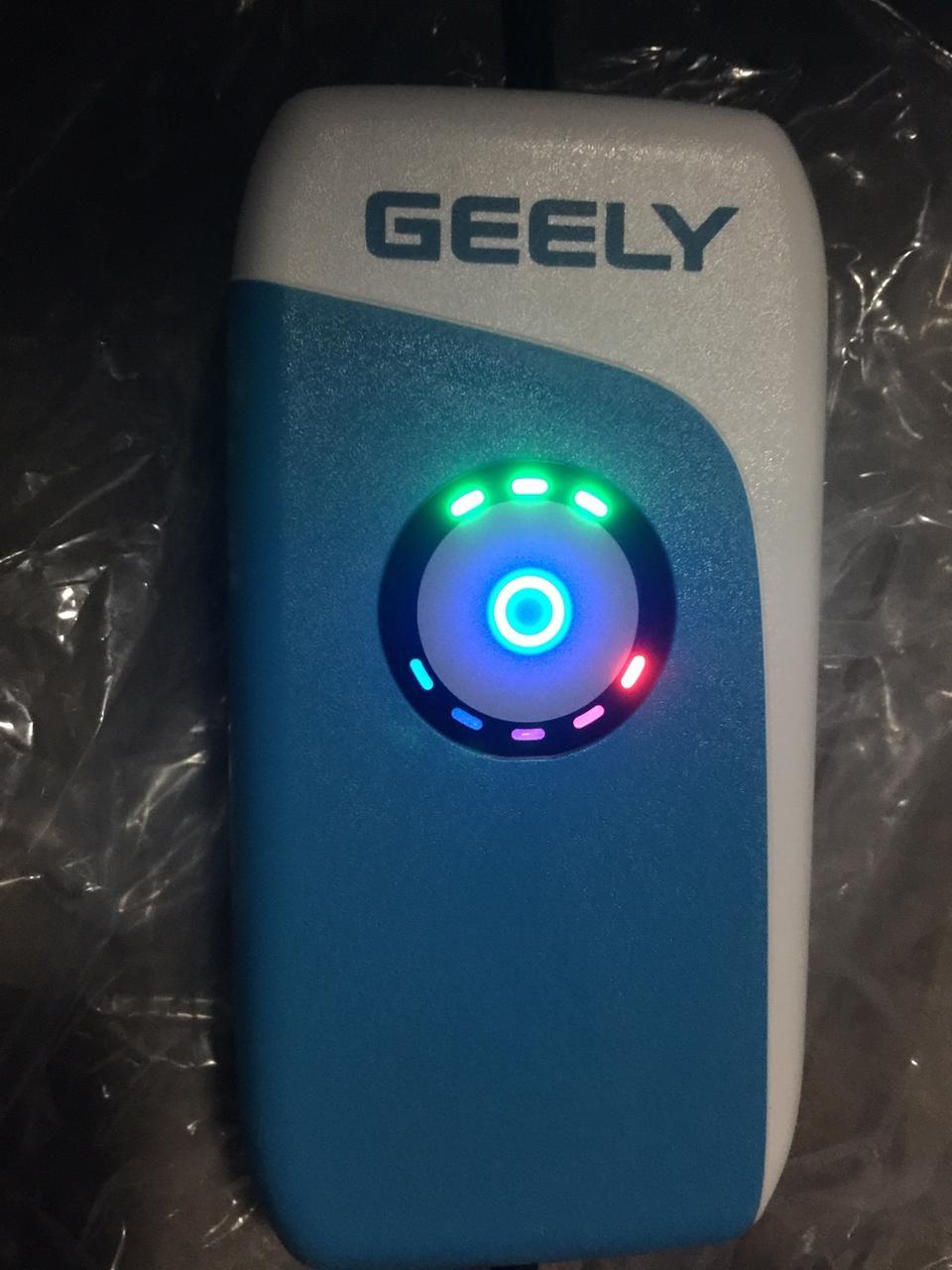 我的几何A用车子自带的充电器插在家里充电20多小时还没满是不是正常？销售说那个叫应急充电器要很久，那什么是慢充？