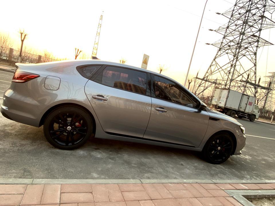 名爵6 phev-我购买的2019五秒版顶配，昨晚测了一下百公里加速，最好的一次才7秒多，其他的都是8秒左右，测试车况运动模式，能量回收1级，电池电量25公里。副驾坐着我老婆，后备箱就几件衣服！怎么和官宣的5.9秒差那么多！！！请问各位怎样才能跑出来官宣的速度？？？起步稍微打滑了一下，但是也不应该差那么多，只是稍微打滑响胎