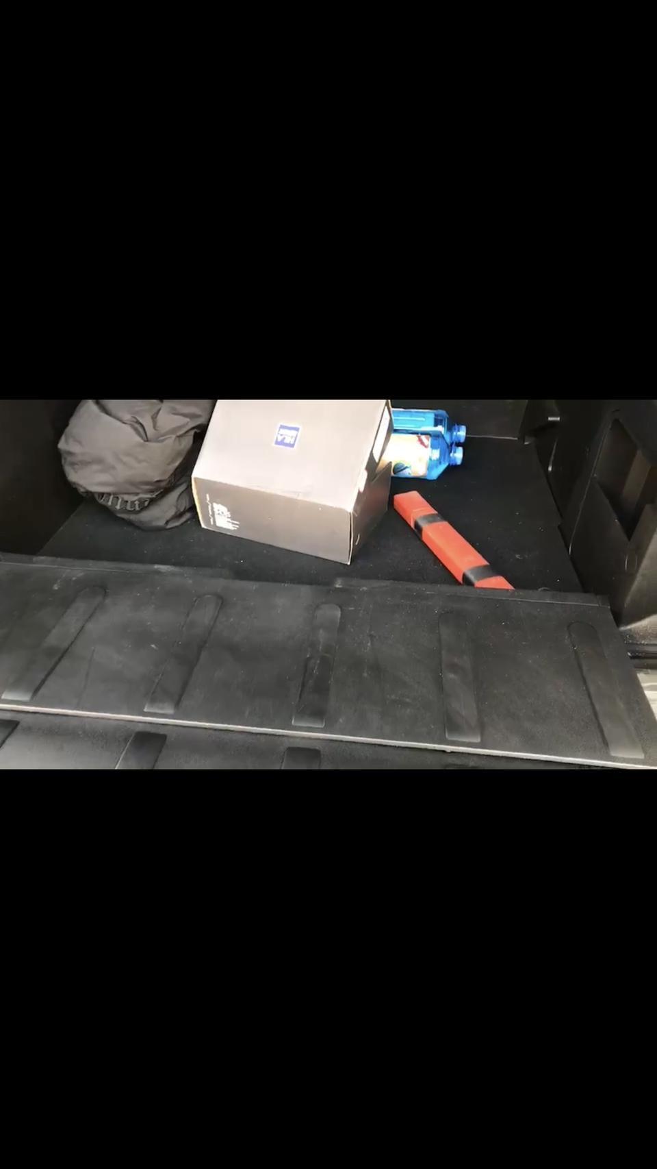 标致3008-我想问问，标志3008的后备箱坐的那个板子是本来就是松的嘛，谢谢?