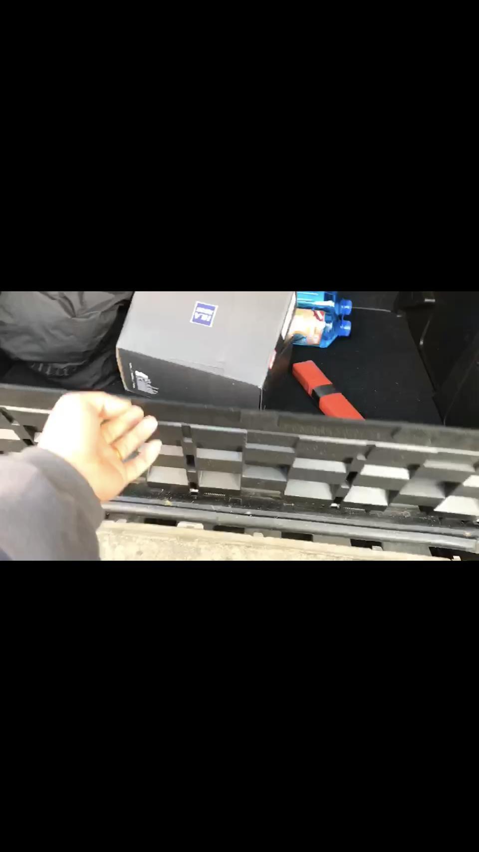 标致3008-我想问问，标志3008的后备箱坐的那个板子是本来就是松的嘛，谢谢?