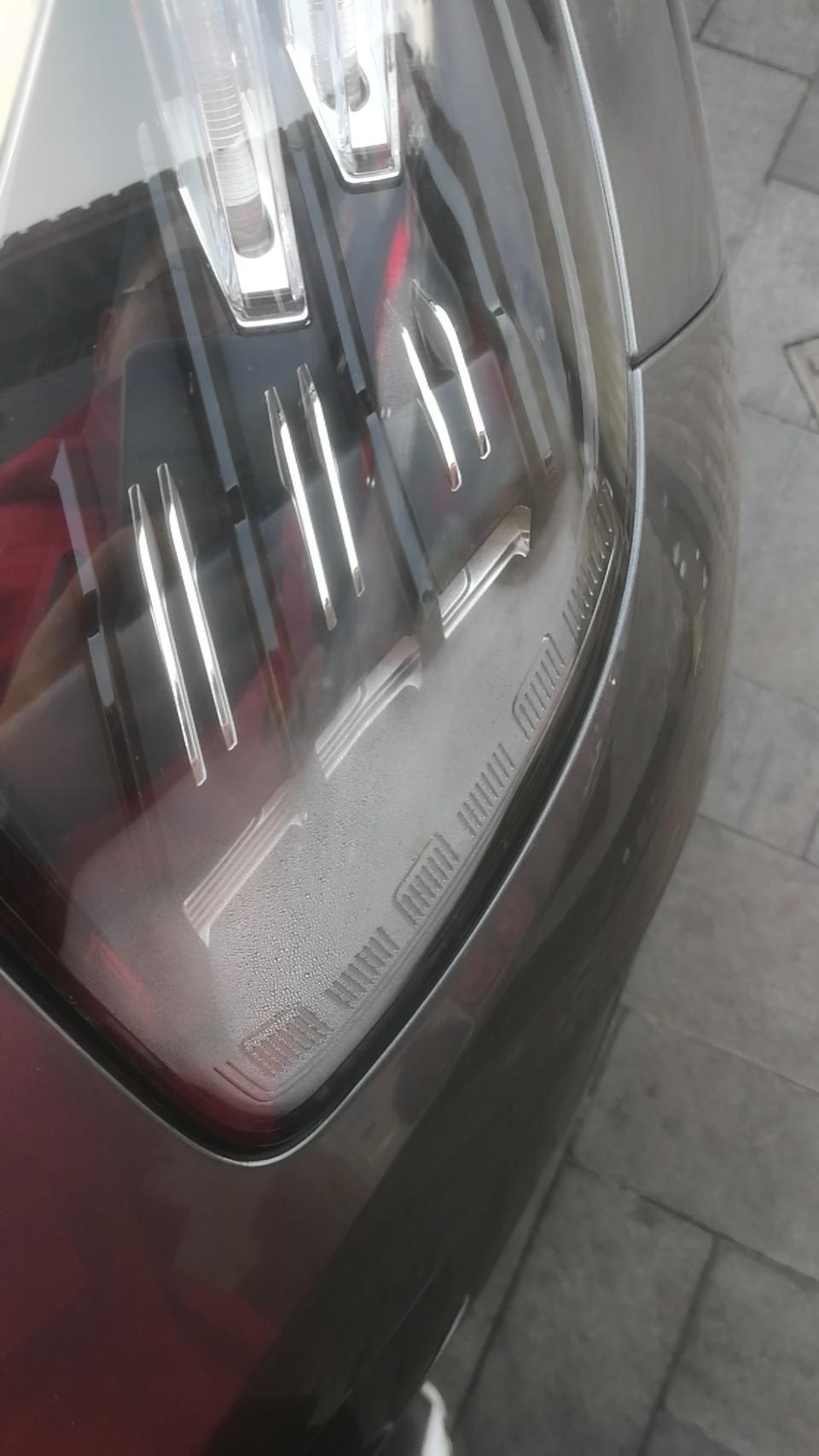 领克01 phev-领克01刚买了3天，车灯里都是雾气，问4S店里工作人员，被告知是正常，我就问问还有谁买的领克车灯里有雾气的，拍照来看看是什么样子。