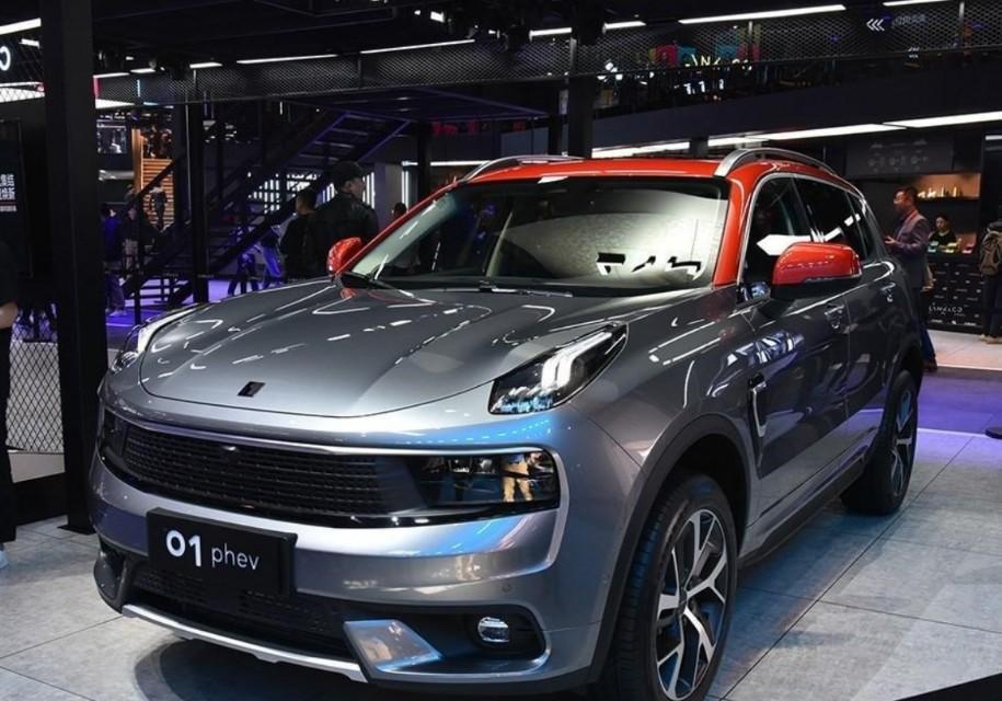 领克01 phev-领克01phev有电池的话，空间会不会不够用啊？

因为上牌限制的原因，打算买新能源车，目前看好领克01PHEV。主要是因为感觉它的性能不错，百公里加速只需要7.3秒，而且综合油耗1.7L，另外领克01PHEV的配置以及外观我也都很喜欢。

可没有看见实车，目前内心有一些小问题想要咨询一下。首先是空间的问题，我坐过领克01很宽敞，不过01PHEV要多了电池组以及电机组，这样会不会影响车内的空间舒适性性？空间会不会因此不够用呢？01的电池是在底盘放着，还是在后备箱呢？