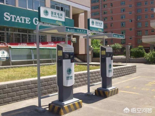 秦dm-未来新能源车可以实现家用充电吗？

现在购买新能源电动汽车的消费者越来越多，对于新能源汽车来说，充电问题始终是一个绕不开的话题。

现今的充电基础设施并不完善，车比桩多是一个普遍现象，那家用充电可行吗？

汽车厂家会提出两种解决方案，一种是提供壁挂式充电桩，另外厂家会赠送一把家用便携式随车充电器。

使用便携式随车充电器，直接插220V插座家可以给汽车进行充电。不过，便携式充电的效率偏低。

现在便携充电线最大3.3kw，还有1.6kw，车子带电量在50度左右，理论上便携充电需要14个小时以上才能