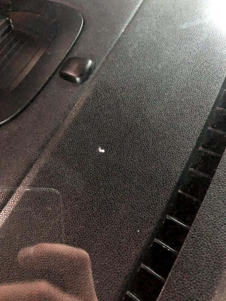 翼搏-挡风玻璃不知被什么东西弄个一个小小的坑 要不要换玻璃啊