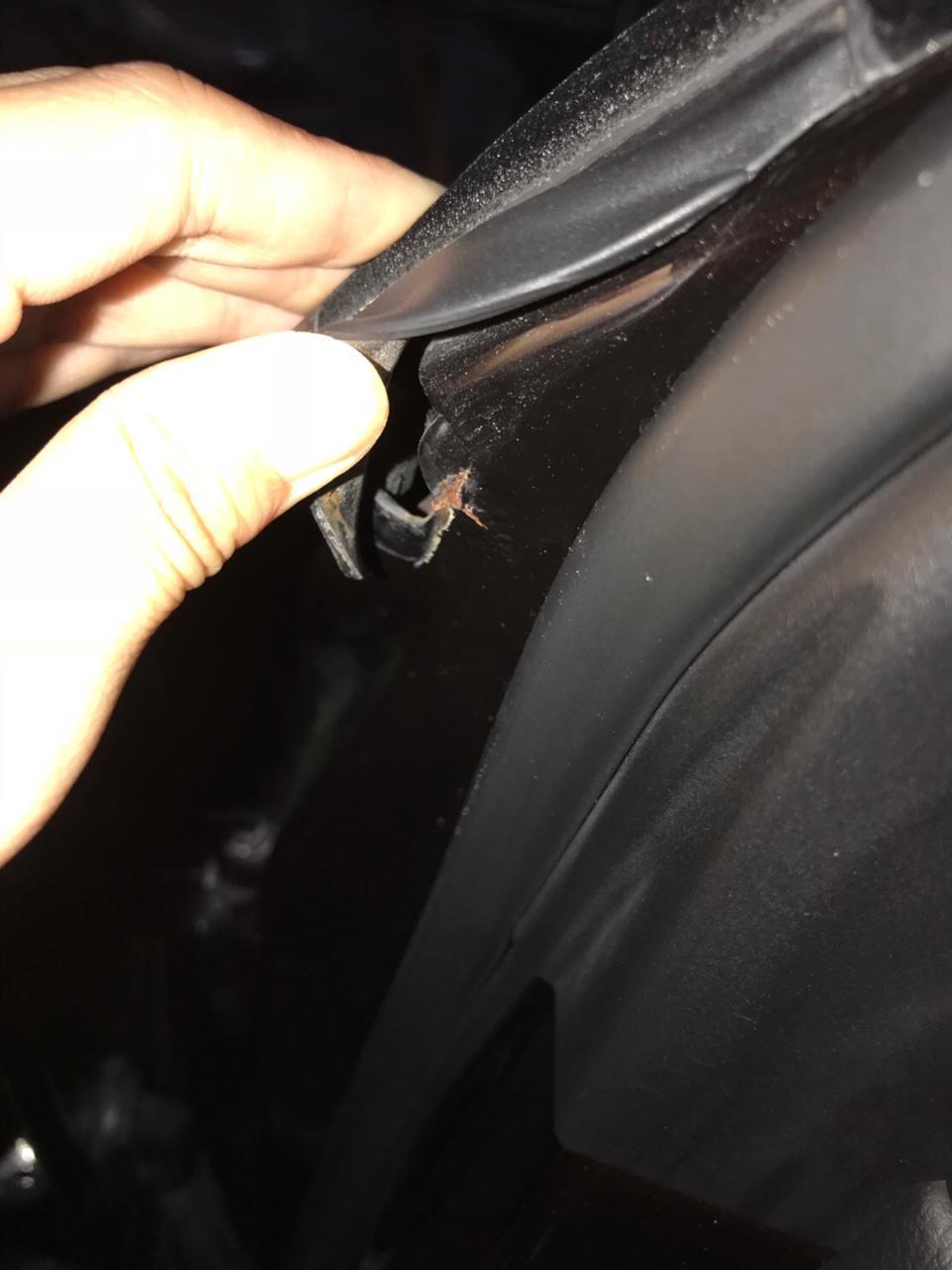 汉腾x7-车一年半左右，三万公里，从车买回来到现在，各种各样的大小问题，雷达、喇叭、方向盘、档位杆、异响、车门生锈等等，更换过喇叭、方向盘、档位杆、车门，试问谁刚买的车就愿意把原件都换了的。最让人蛋疼的就是喇叭问题，几乎在不间断的修，为了喇叭问题，跑了三四次4S店，最后没办法再迫不得已的情况下只能更换了原装喇叭。各位开车的小哥哥小姐姐们，如果是你在正常开车的情况下，有车或者行人出现需要紧急按喇叭，怎么按都不响，这种情况下你会不会生气，而且会非常生气加恐惧，厂房是在拿我的生命开玩笑吗？！再是关于车内异响问题
