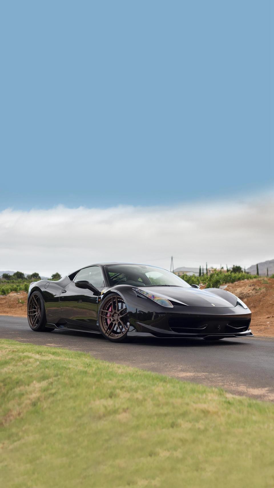 gtc4lusso-这款车算是顶扱豪车，外观设计该有的地方都已到位，性能没话可说，价格挺贵。