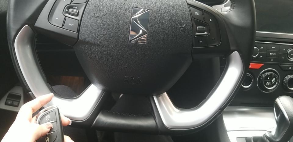 ds 5ls-开到一半车尾冒白烟，还伴随着塑料味（烧焦）怎么回事