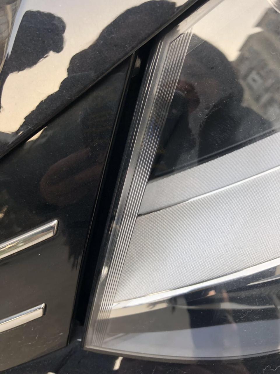 我五个月前买的夏朗车刚刚发现左右车灯缝隙不一样属于正常吗？
