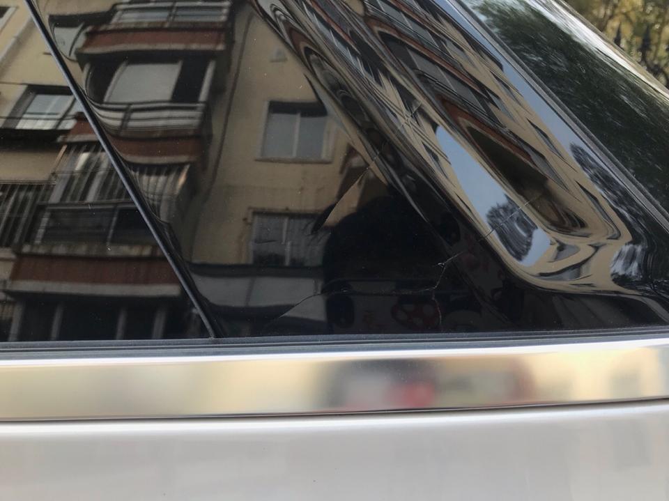 众泰t700-我的小七后门上方这里不知道怎么弄的，裂了，是质量问题还是怎么回事呢